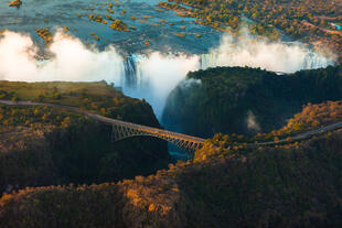 Blick auf die Victoria Falls Bridge