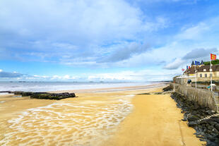 Weitläufige Landungsstrände bei Arromanches