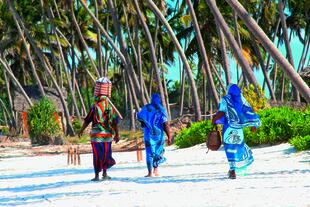 Frauen am Strand von Sansibar