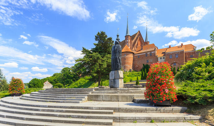 Kathedrale mit Statue von Kopernikus in Frauenburg