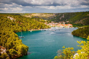 Fluss Krka bei der Stadt Skradin