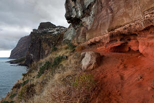 Roter Felsblock vor Cabo Girao 