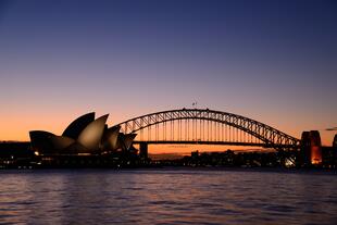 Harbour Bridge mit Opera House bei Sonnenaufgang 