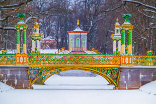 Schön verzierte Brücke in Puschkin 