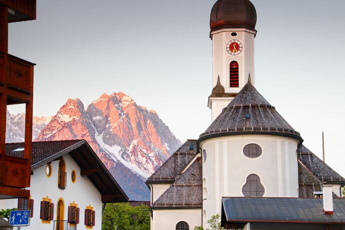 Zugspitze hinter St. Martins-Kirche