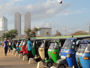 Motorikschas an der Strandpromenade von Colombo