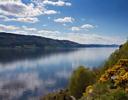 Spiegelungen auf dem Loch Ness