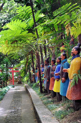 Geschnitzte Figuren im Botanischen Garten 