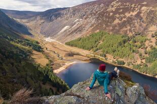 Ausblick über die Seenlandschaft im Glendalough Tal