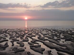 Romantischer Sonnenuntergang am Wattenmeer