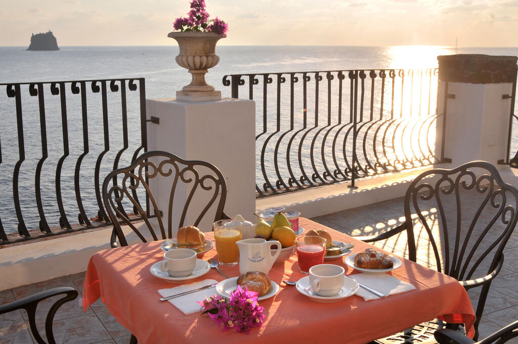 Frühstück auf der Hotelterrasse