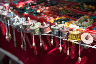 Gebetsmühlen und Armbänder am Marktstand