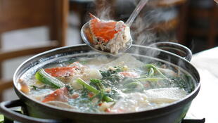 Meeresfrüchtesuppe auf dem Jagalchi Fischmarkt in Busan 