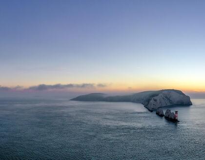 Blick vom Meer aus auf The Needles