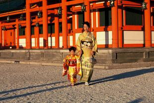 Japanerin mit Kind am Heian Schrein 