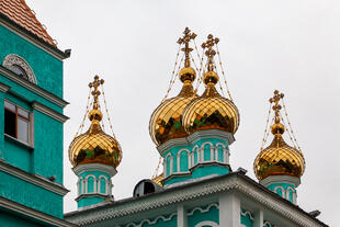 Türme der St. Nicholas Kathedrale in Almaty 