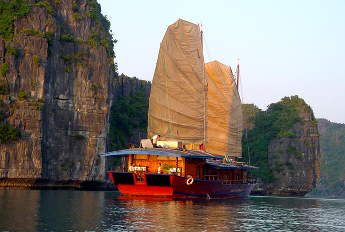 Dschunken in der Halong Bucht 