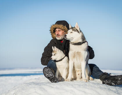 Mann mit Husky 