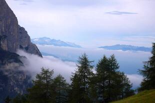 Blick ins Tal auf Nebelbank