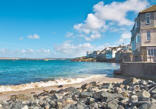 Stein- und Sandstrand bei St. Ives