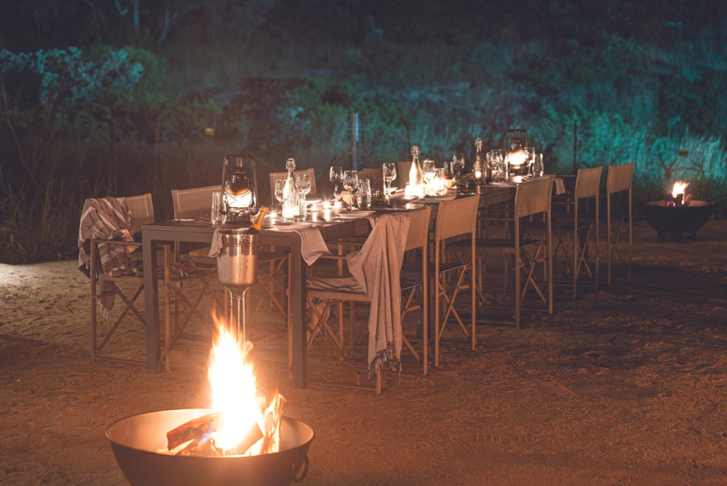 Abendessen bei Lagerfeuer