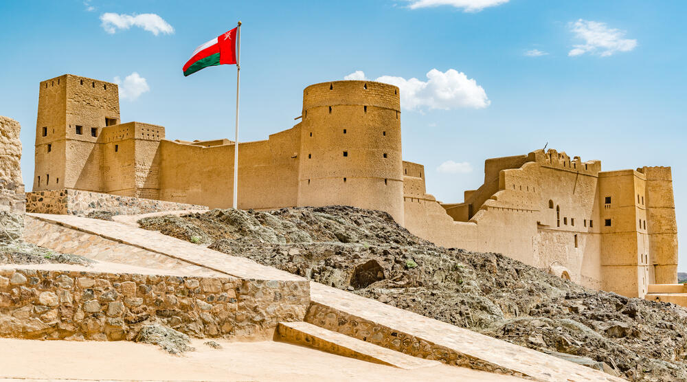 Bahla Fort mit omanischer Flagge