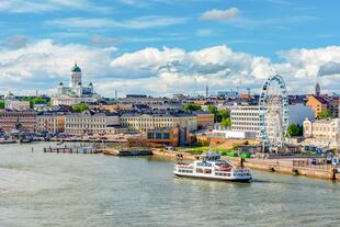 Blick auf Hafenregion und Dom von Helsinki