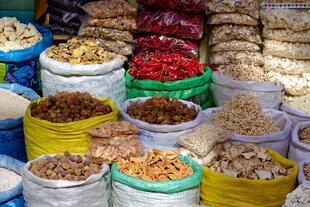 Gewürze auf einem lokalen Markt in Lhasa 