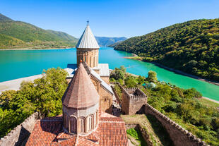 Blick auf die Wehrkirche und den Stausee