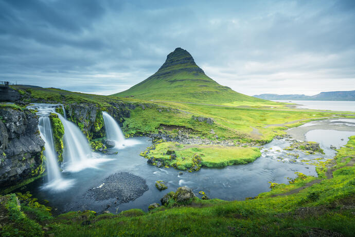 Kirkjufellsfoss Wasserfall und Kirkjufell Berg