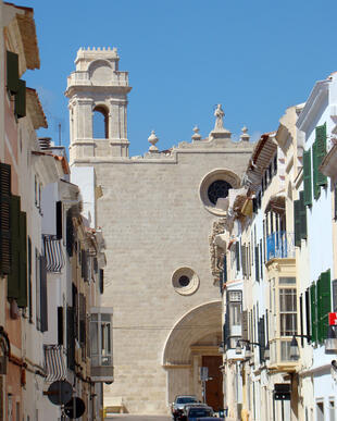 Blick auf eine andere Kirche in Mahon 