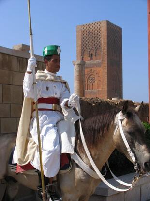 Berittener Waechter am Mausoleum in Rabat 