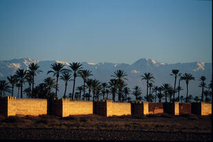 Marrakeschs Stadtmauer vor dem Atlasgebirge 