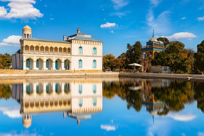 Die Sommerresidenz Sitorai Mokhi Khosa in Buchara ist ein prachtvolles Beispiel für die Architektur der Emiratszeit und ein beliebtes Touristenziel. Umgeben von malerischen Gärten und einem idyllischen Teich.