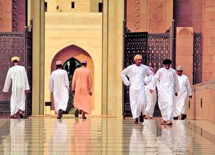 Maenner im Tempel