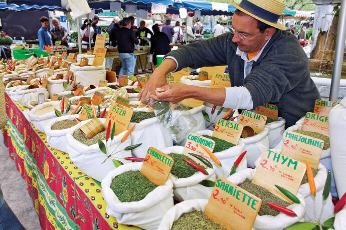 Mann auf Markt in der Provence