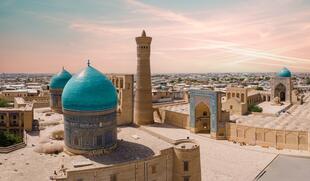  Zu sehen ist ein Luftbild des Poi-Kalon-Ensembles in Buchara, das eindrucksvoll das Kalon-Minarett, die Kalon-Moschee und die Miri-Arab-Medrese zeigt.