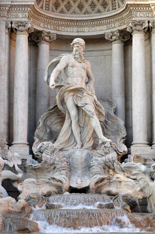 Figur am Trevi-Brunnen