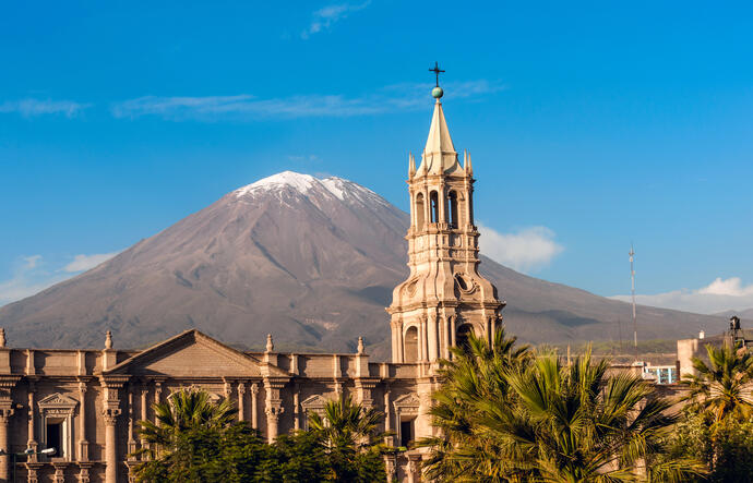 Arequipa mit El Misti Vulkan im Hintergrund