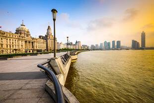 Prachtboulevard Bund am Huangpu Fluss