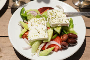 Griechischer Salat in einer Taverne