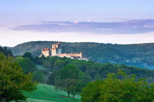 Burg Beynac in Dämmerung 