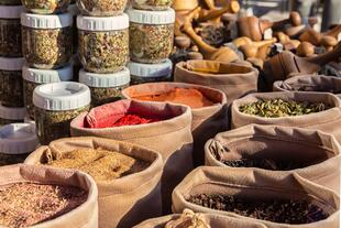 Gewürze auf einem Markt in Buchara 