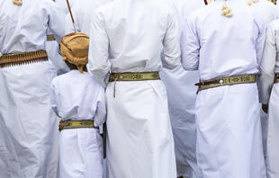 Omanis in traditioneller Kleidung