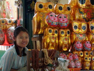 Verkaeuferin am Shwedagon Eingang 