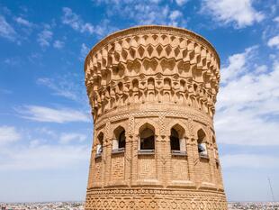 Zu sehen ist die Emir-Alim-Khan-Medresse in Buchara, ein prächtiges Beispiel für die Architektur der Region. Mit ihrer beeindruckenden Fassade, die reich verziert ist.