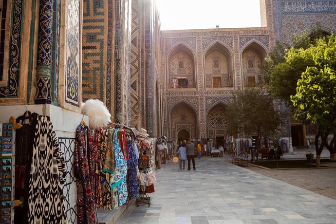 Der Kanzlerplatz in Samarkand ist zu sehen, ein lebendiger Ort, der mit seinen verschiedenen touristischen Angeboten Besucher in die faszinierende Kultur und Geschichte der Stadt eintauchen lässt. 