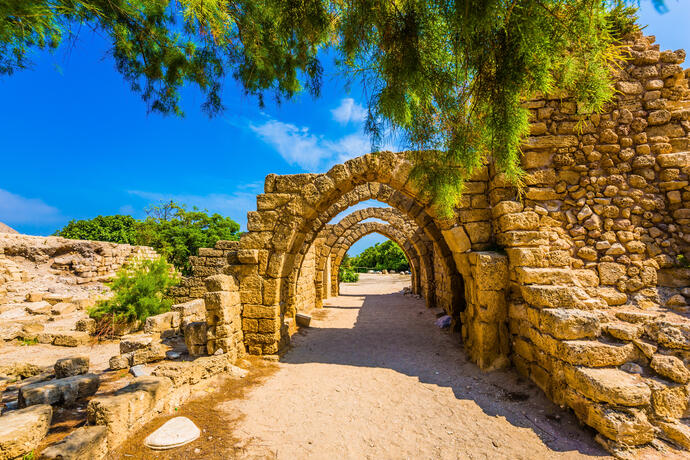 malerische Ruinen im Seehafen Caesarea