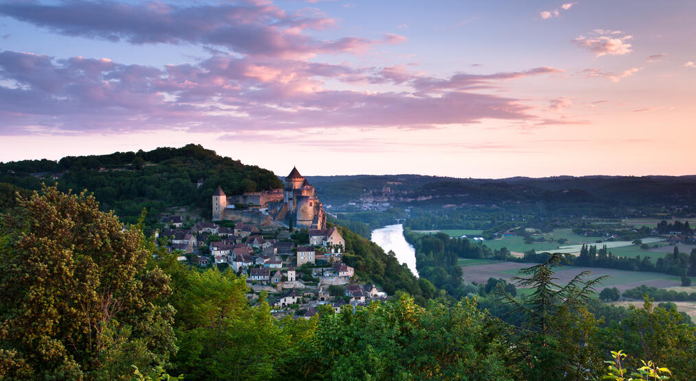 Chateau Castelnaud in Abenddämmerung 