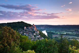 Chateau Castelnaud in Abenddämmerung 